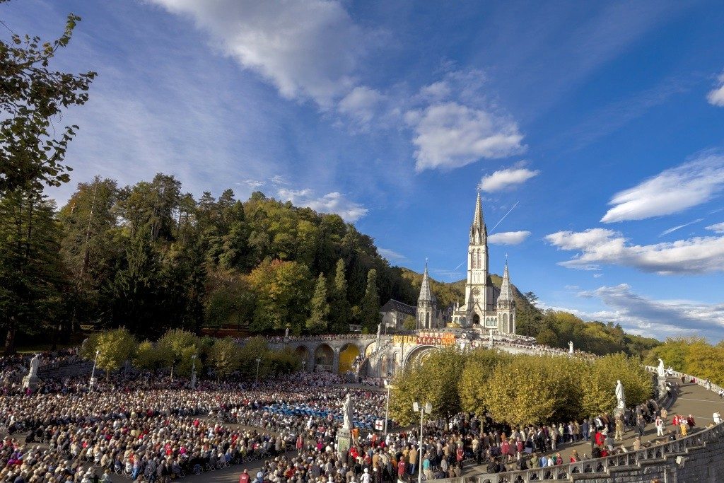 Sanctuaire Esplanade de jour Lourdes