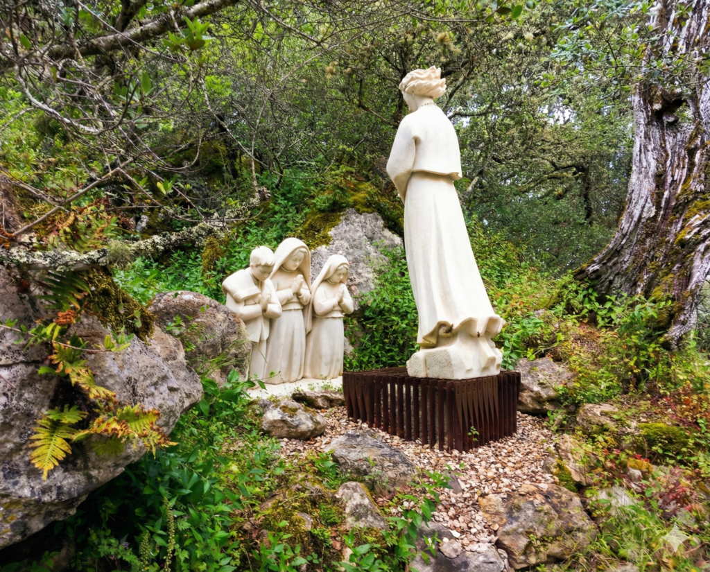 Szobor Fatimában a három pásztorgyerekkel és egy angyallal