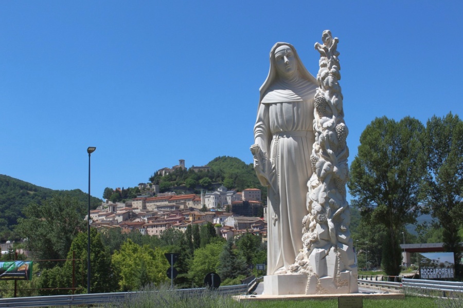 Szent Rita szobra Casciában, a háttérben a város