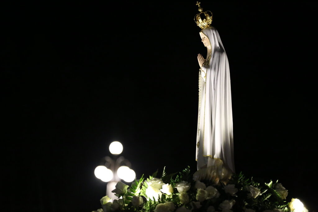Fatimai Szűzanya szobor a körmeneten
