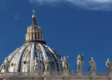 A Szent Péter-bazilika kupolája a Szent Péter tér felől, szobrokkal