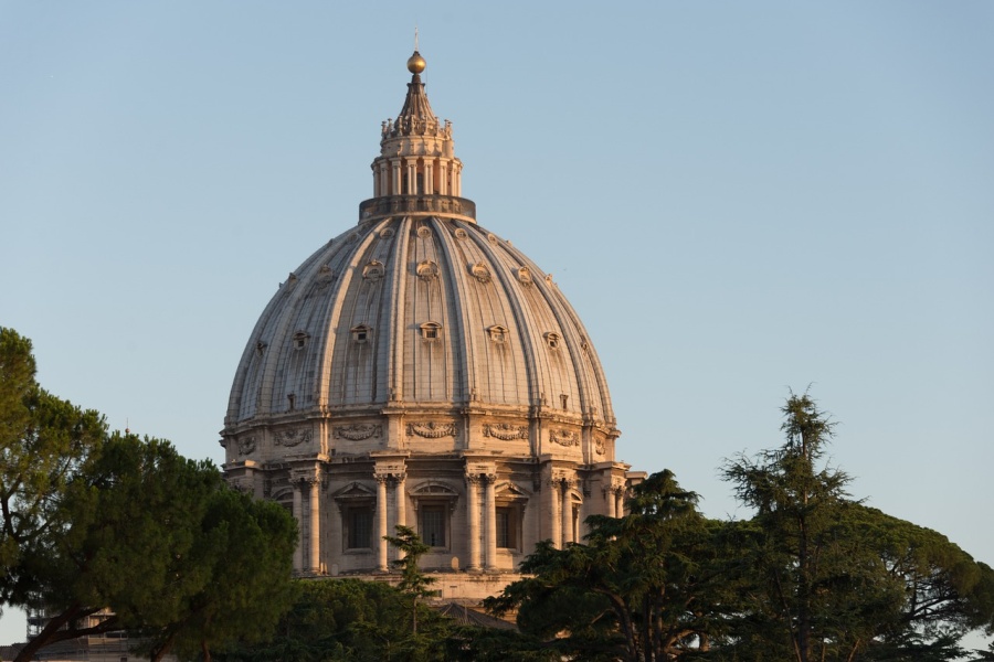 A Szent Péter-bazilika kupolája a Vatikáni Kertek felől