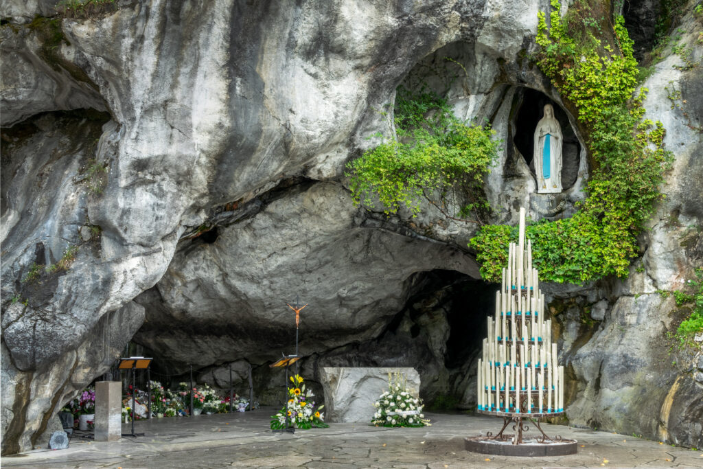Lourdes-i barlang - Szűz Mária szobor