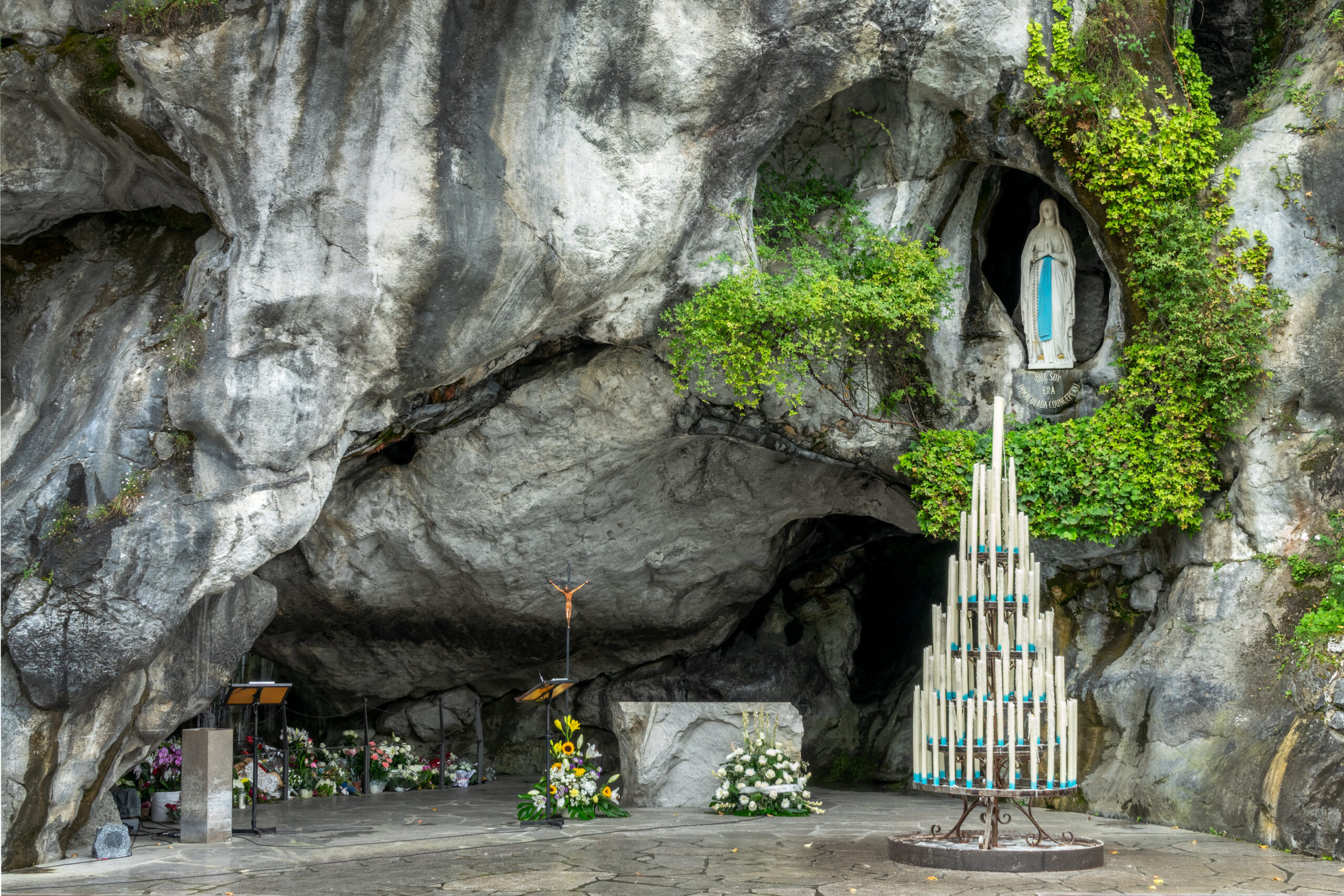 Lourdes-i barlang - Szűz Mária szobor