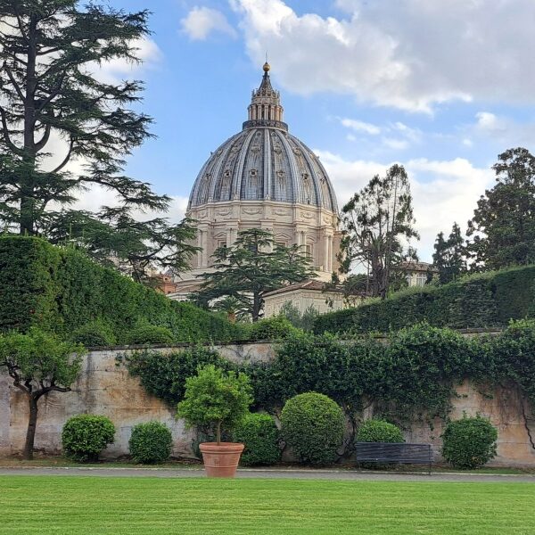 A Szent Péter-bazilika kupolája a Vatikáni Múzeumokból nézve