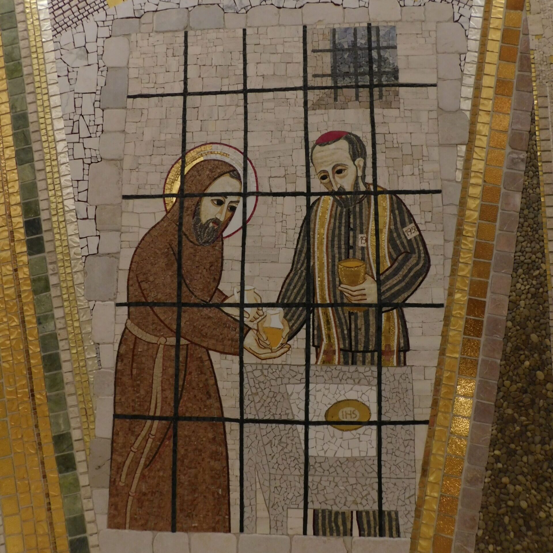 Mozaik, amelyen egy szerzetes és egy bíboros misét mond egy rács mögött