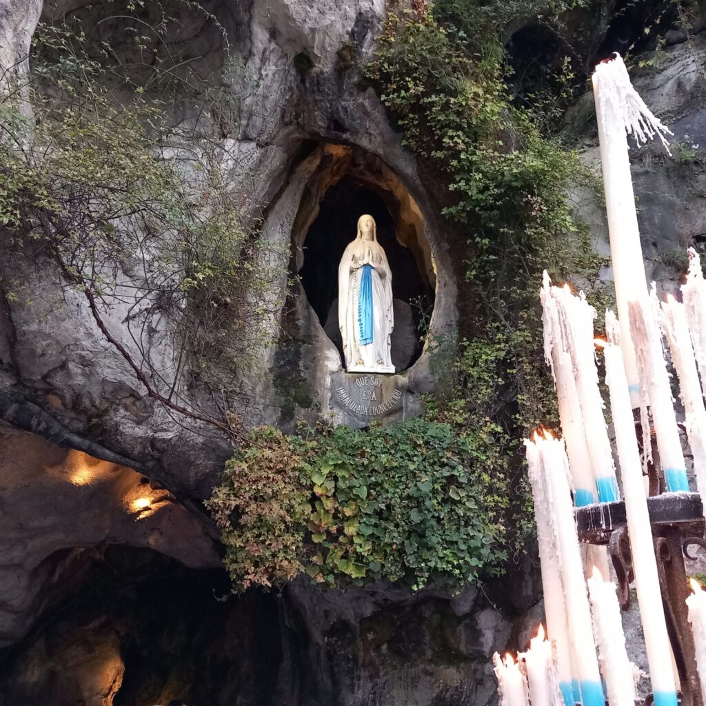 Egy fehér ruház nő szobra egy barlangfülkében