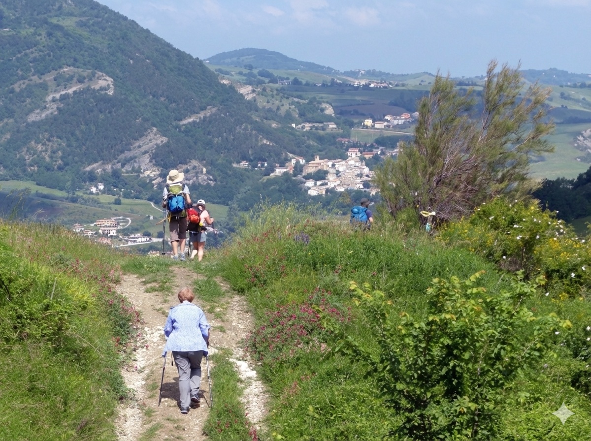 Zarándokok sétálnak egy dombon, a háttérben magas hegyek