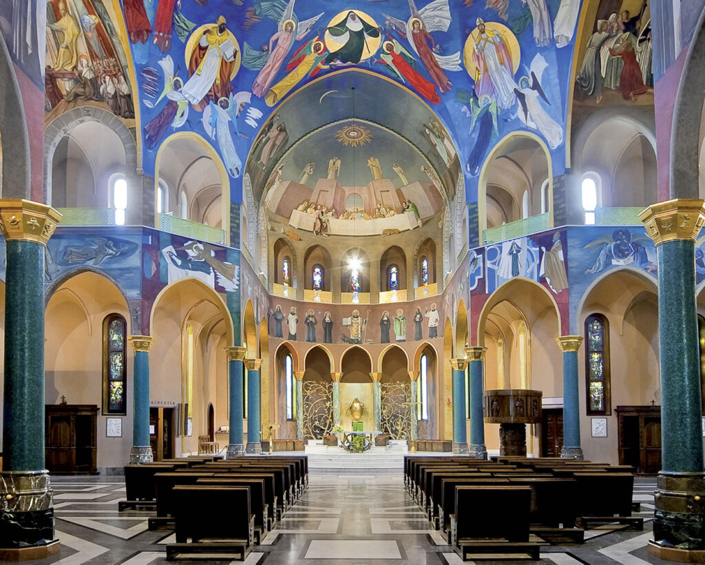 Egy modern templombelső színes freskókkal