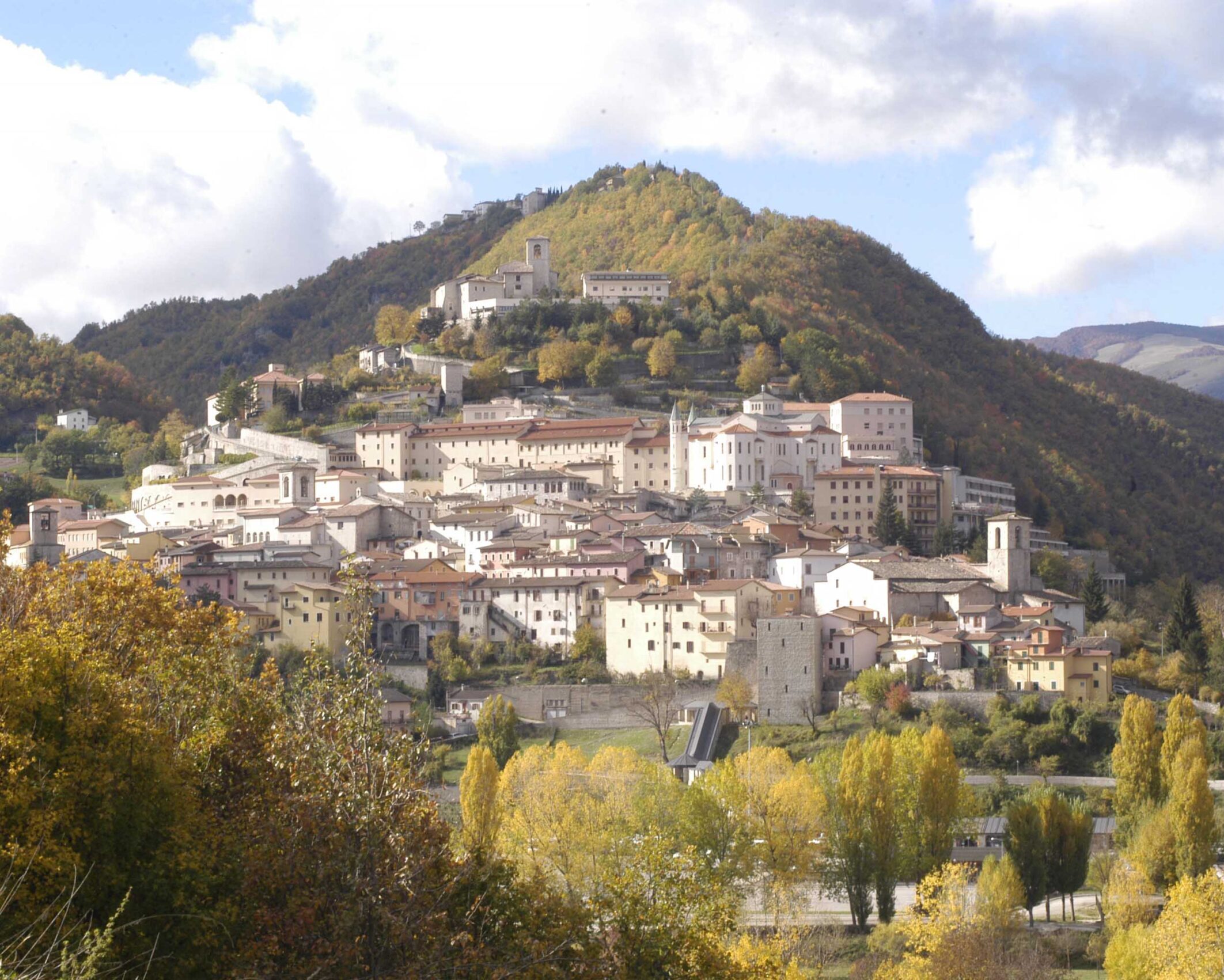 Egy olaszországi tájkép, középen egy város egy dombon