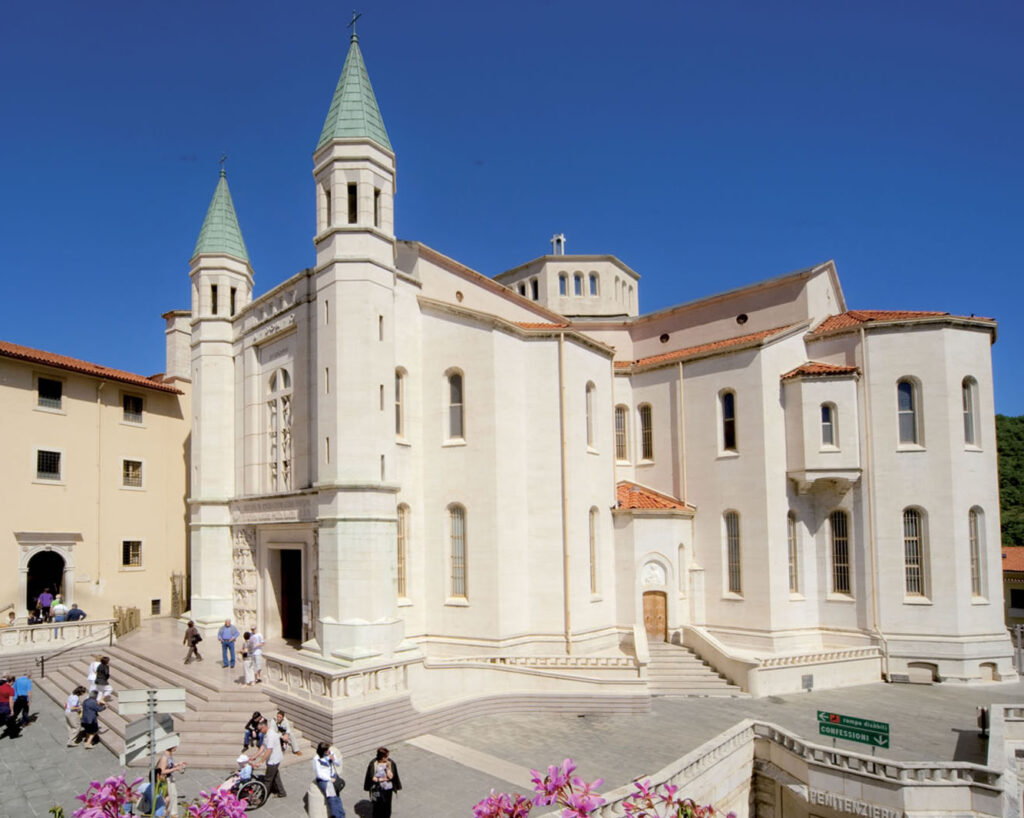 Egy modern, fehér templom félig oldalról