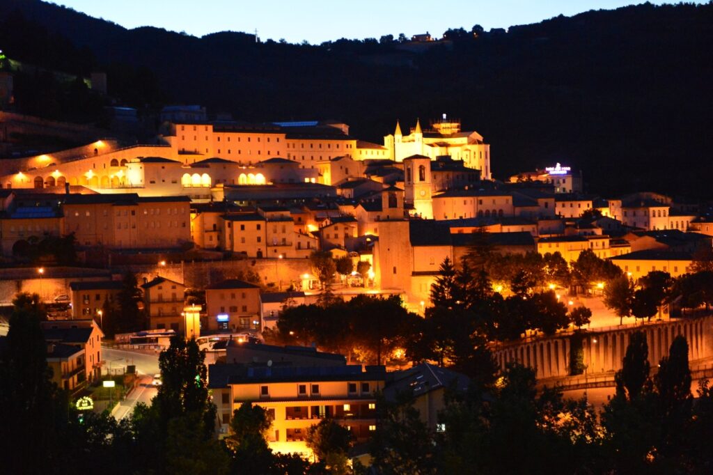 Egy olaszországi városka éjszakai látképe