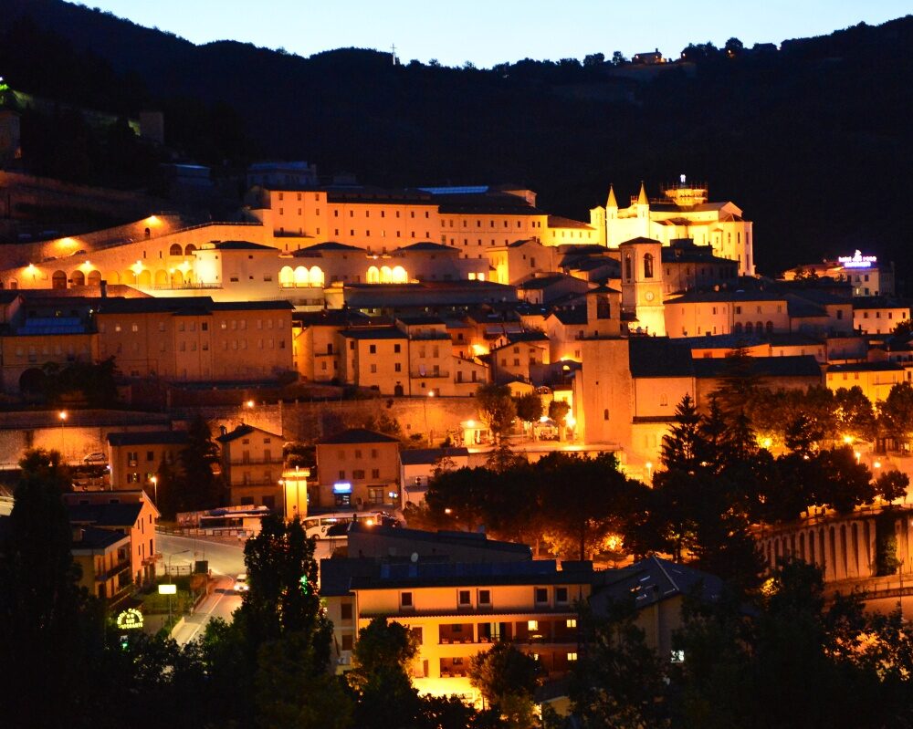 Egy olaszországi városka éjszakai látképe