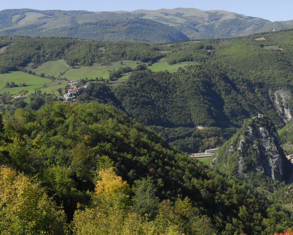 Egy mély völgy, az alján egy majdnem függőleges falú szikla